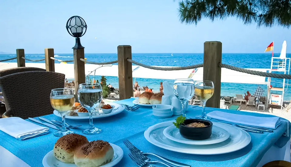 هتل کریستال آئورا بیچ ریزورت اند اسپا